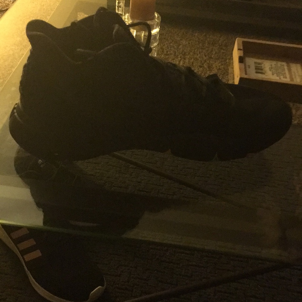 Basketball shoes